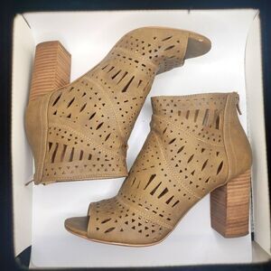 𝅺restricted peep toe boho brown block heels